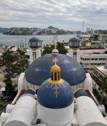 Cúpulas azules de la catedral destacan en el paisaje urbano