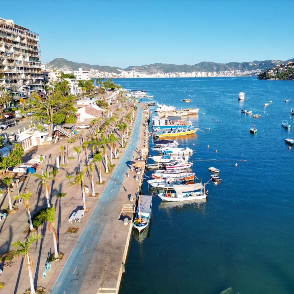 El Paseo del Pescador en Acapulco desde las Alturas