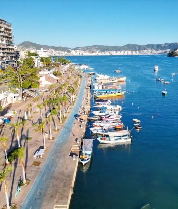 El Paseo del Pescador en Acapulco desde las Alturas