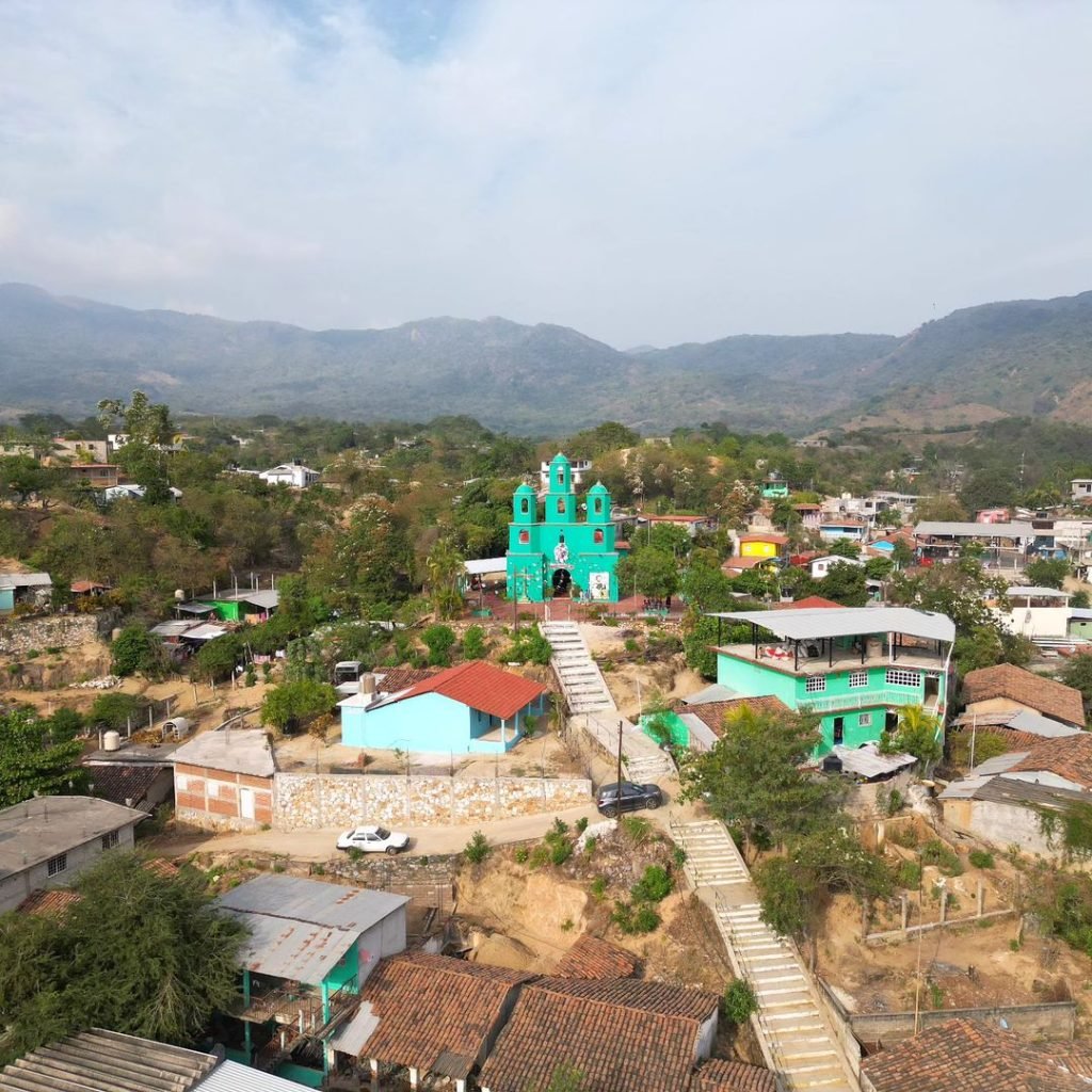Vista aérea de Sabanillas, con su iglesia y sus alrededores
