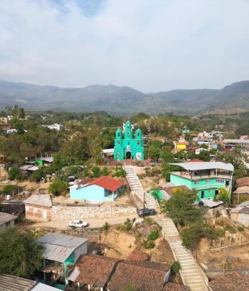 Vista aérea de Sabanillas, con su iglesia y sus alrededores