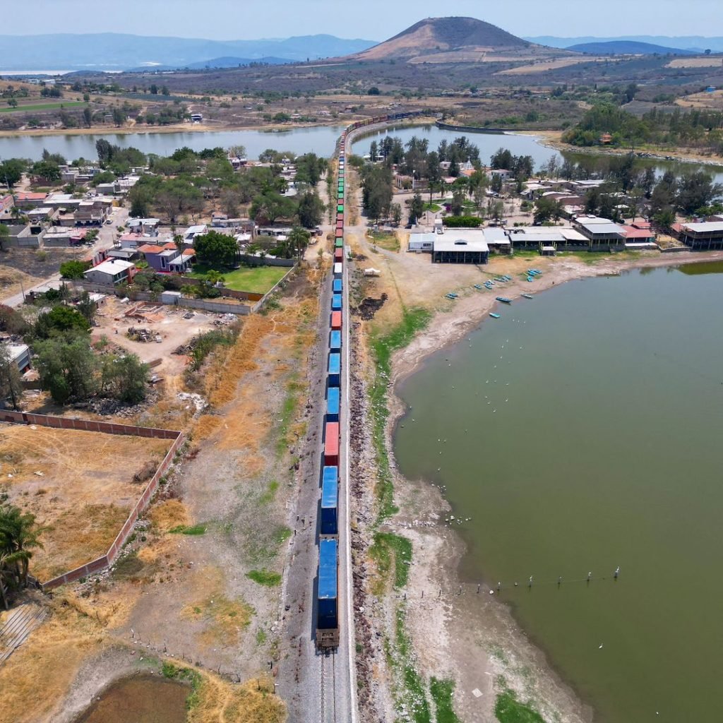Tren pasando a un lado de la presa Valencia en Jalisco