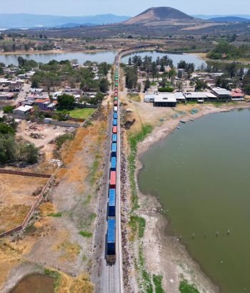 Tren pasando a un lado de la presa Valencia en Jalisco