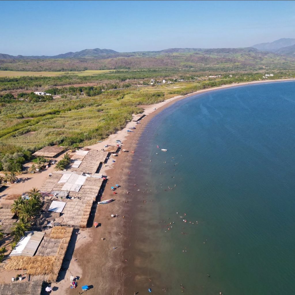 Volando sobre la playa las islitas en San Blas