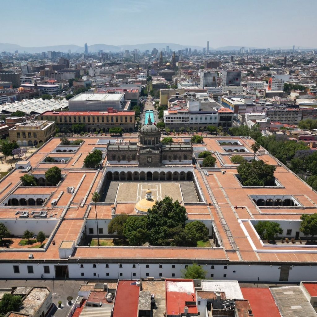 Vista posterior del centro cultural cabañas de Guadalajara