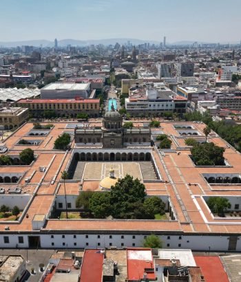 Vista posterior del centro cultural cabañas de Guadalajara