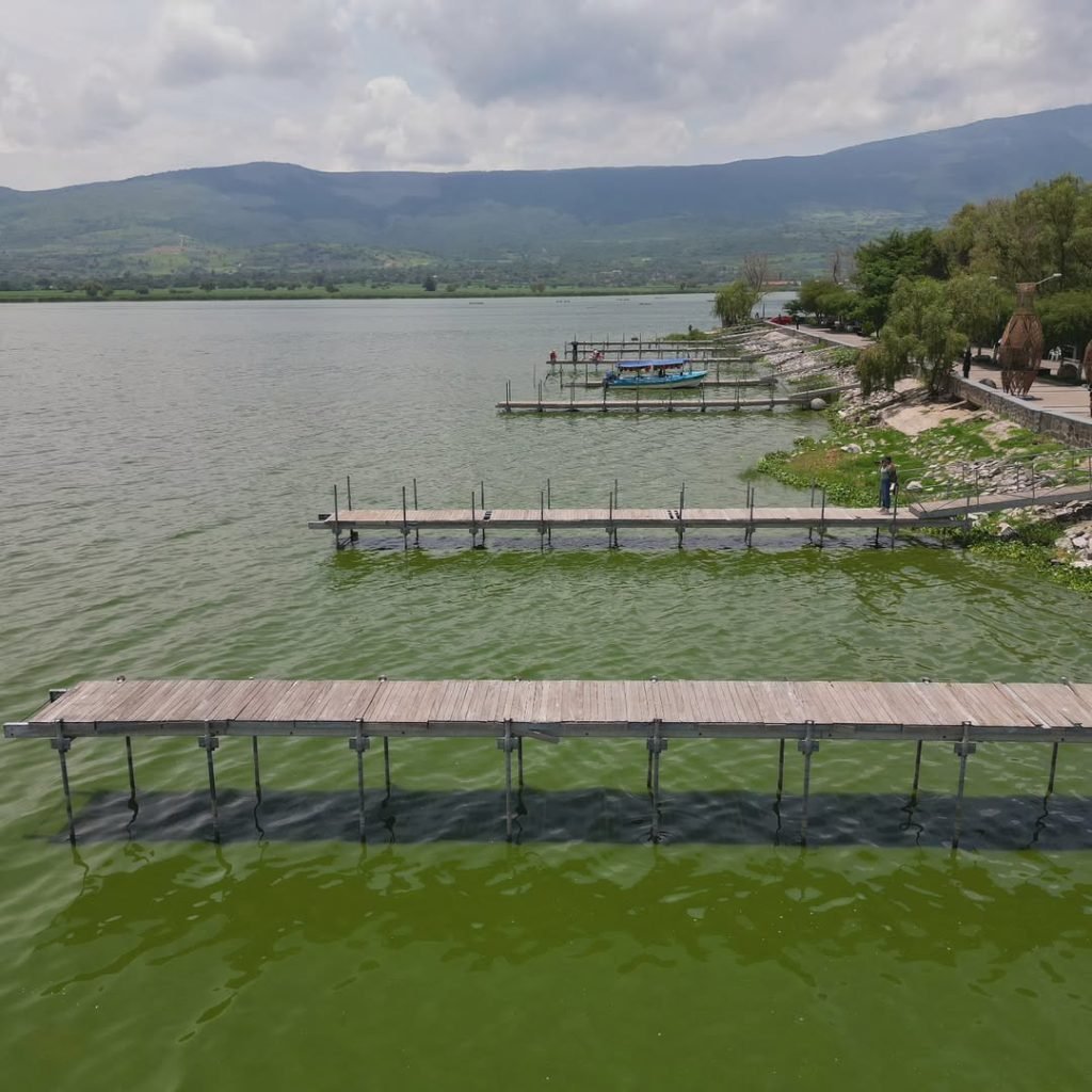 Volando sobre el malecón de Cuexcomatitlan en Jalisco