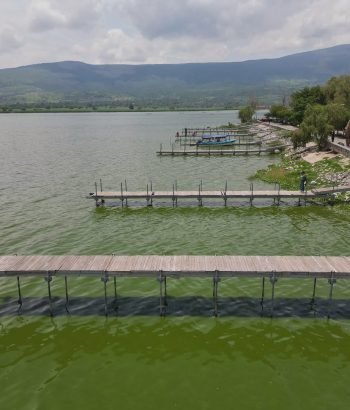 Volando sobre el malecón de Cuexcomatitlan en Jalisco