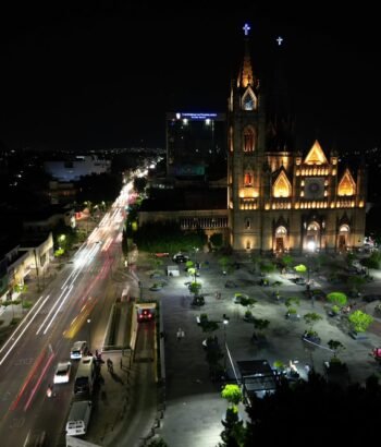Imagen de larga exposición del templo Expiatorio de Guadalajara