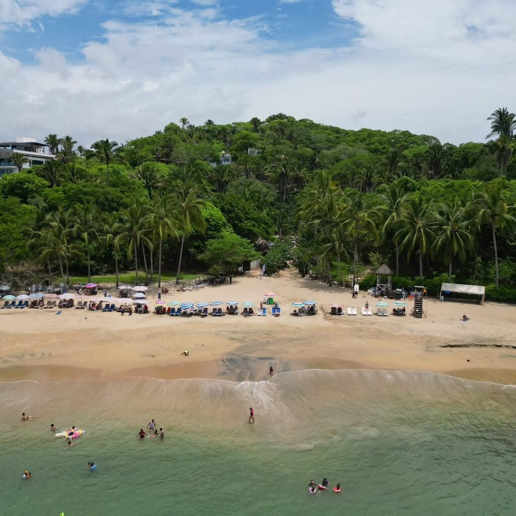 Vista aérea de la playa de los muertos en Sayulita