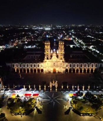 La Basílica de Zapopan brilla de noche. Una vista de dron captura su arquitectura dorada y la vida tranquila en la Plaza de las Américas