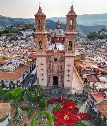 Iglesia de Santa Prisca en Taxco Guerrero en temporada navideña #dronestagram #dronelife #guerrero #dronephotography