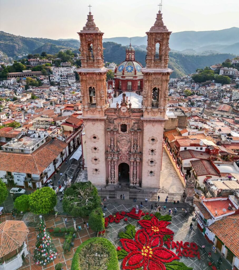 Iglesia de Santa Prisca en Taxco Guerrero en temporada navideña #dronestagram #dronelife #guerrero #dronephotography