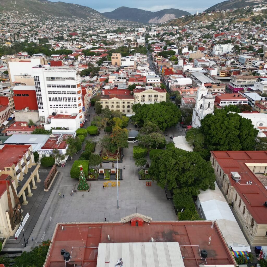 Vista aérea de la plaza cívica Primer Congreso de Anahuac en Chilpancingo #drone #dronestagram #dronephotography