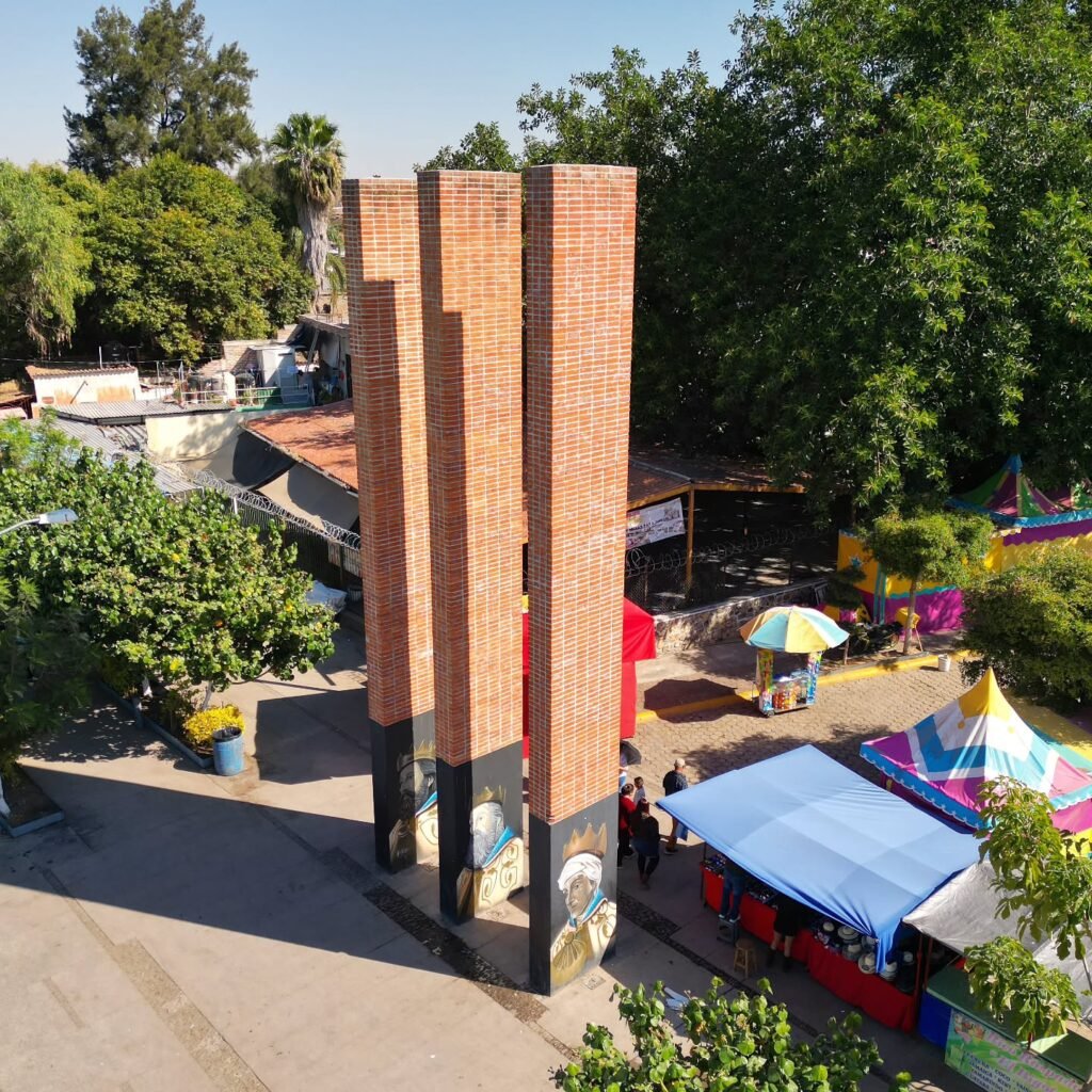 Columnas de los tres reyes magos en el malecón de Cajititlan