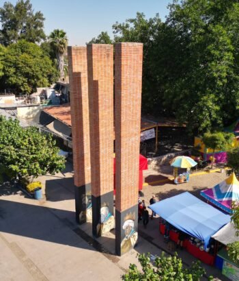 Columnas de los tres reyes magos en el malecón de Cajititlan