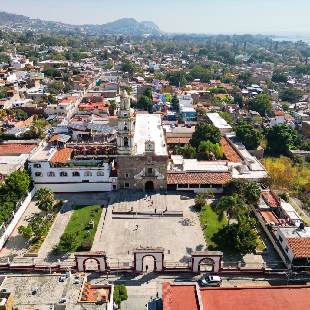 Volando sobre la parroquia de San Andrés Apóstol en Ajijic #drone #dronestagram #dronelife #jalisco