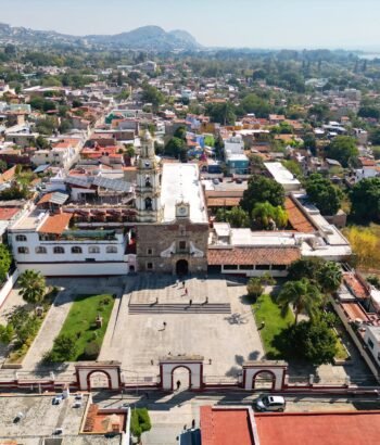 Volando sobre la parroquia de San Andrés Apóstol en Ajijic #drone #dronestagram #dronelife #jalisco