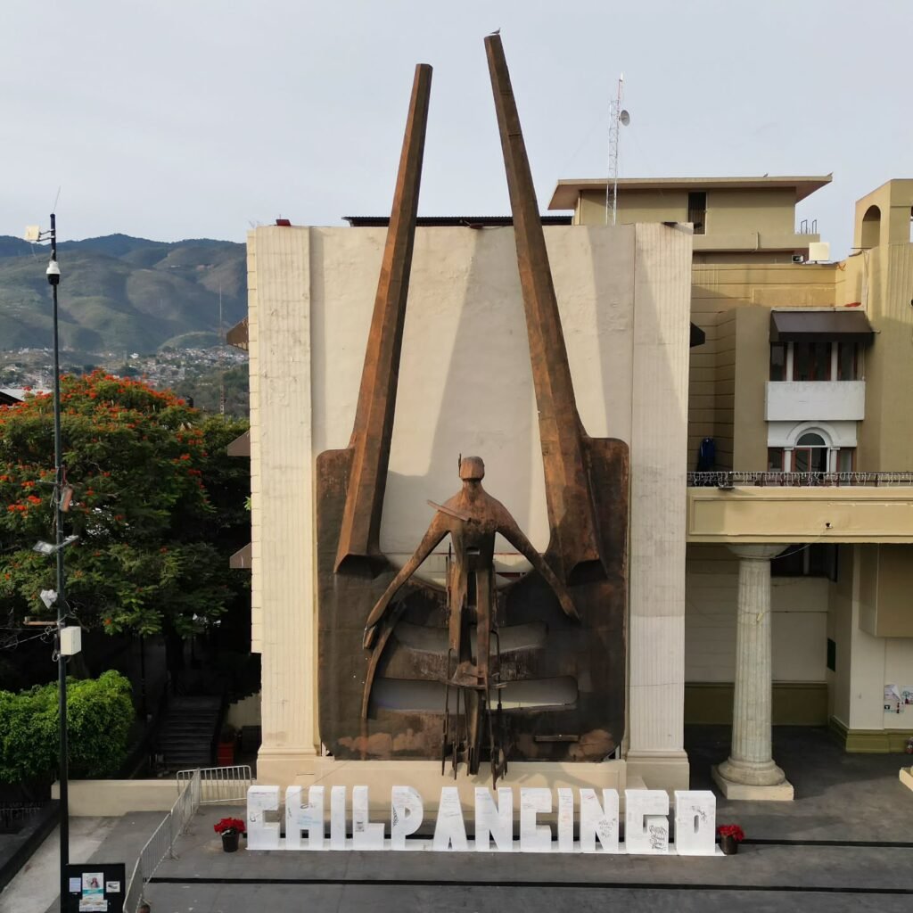 Escultura hombre al futuro afuera del palacio municipal de Chilpancingo