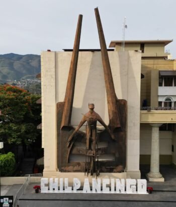 Escultura hombre al futuro afuera del palacio municipal de Chilpancingo #dronestagram #drone #guerrero