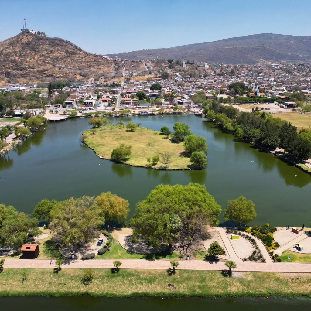 Foto aérea de la isla Xamayn en el malecón de Jamay en Jalisco #dronelife #dronestagram #drone