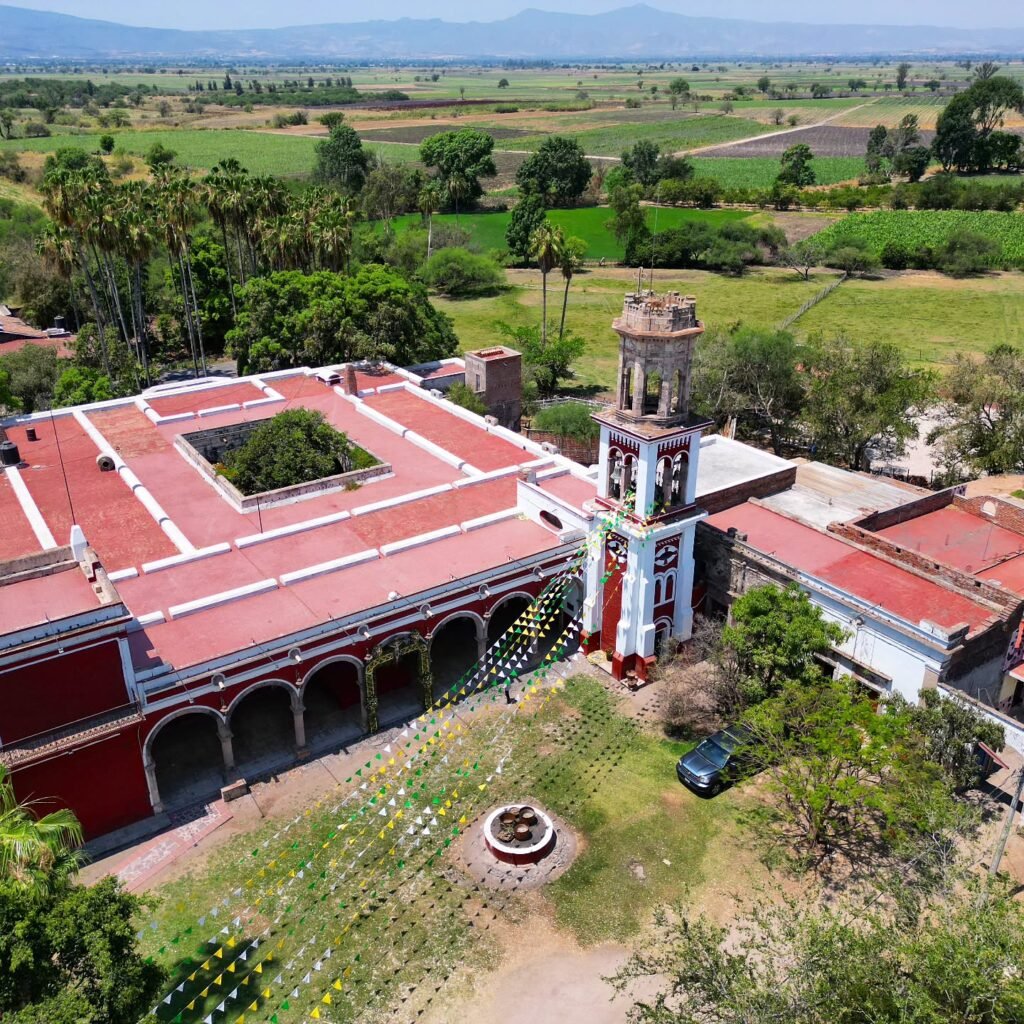 Foto aérea de la isla Xamayn en el malecón de Jamay en Jalisco #dronelife #dronestagram #drone