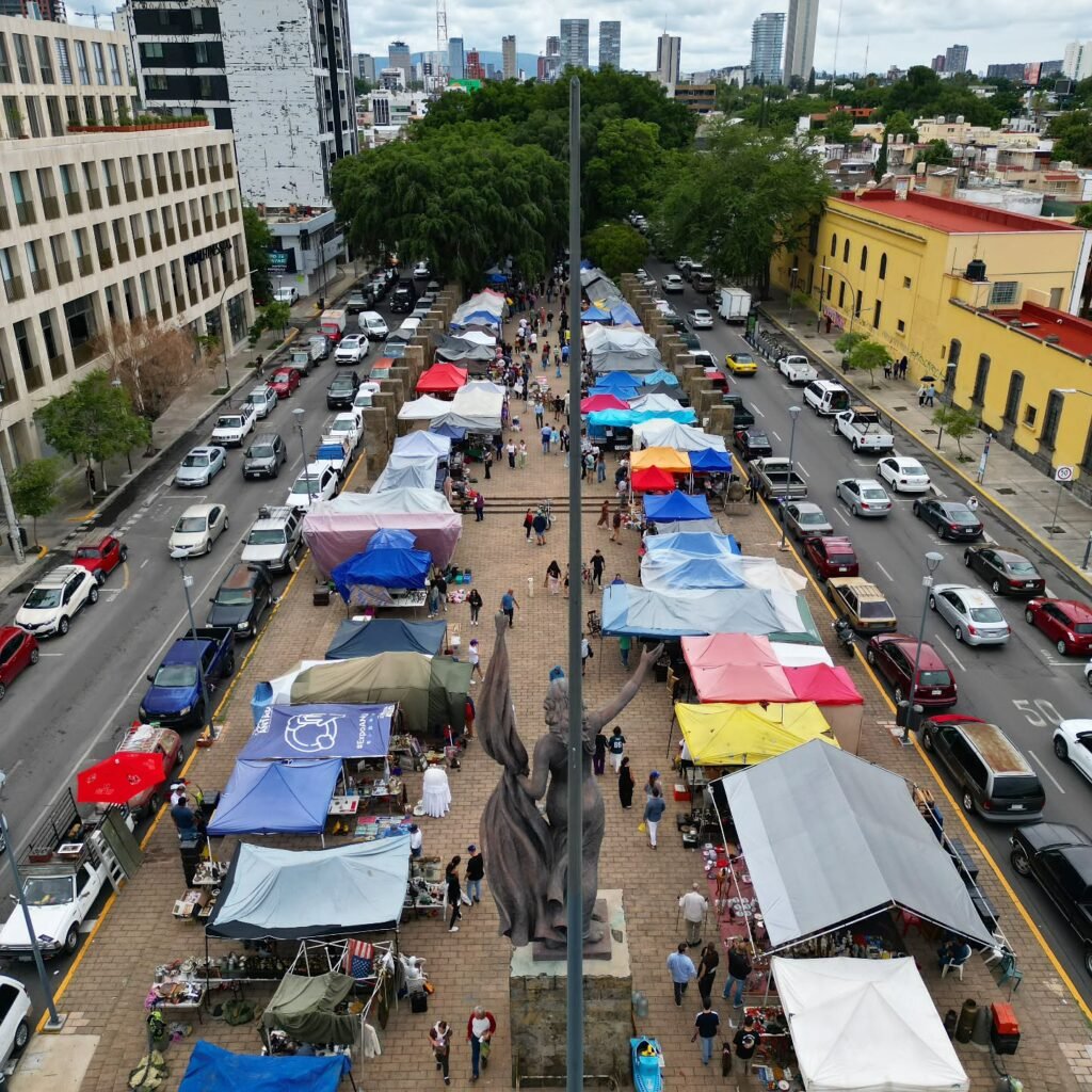 Un Vistazo Aéreo al Alma Coleccionista de Guadalajara: El Tianguis de Antigüedades en Avenida México