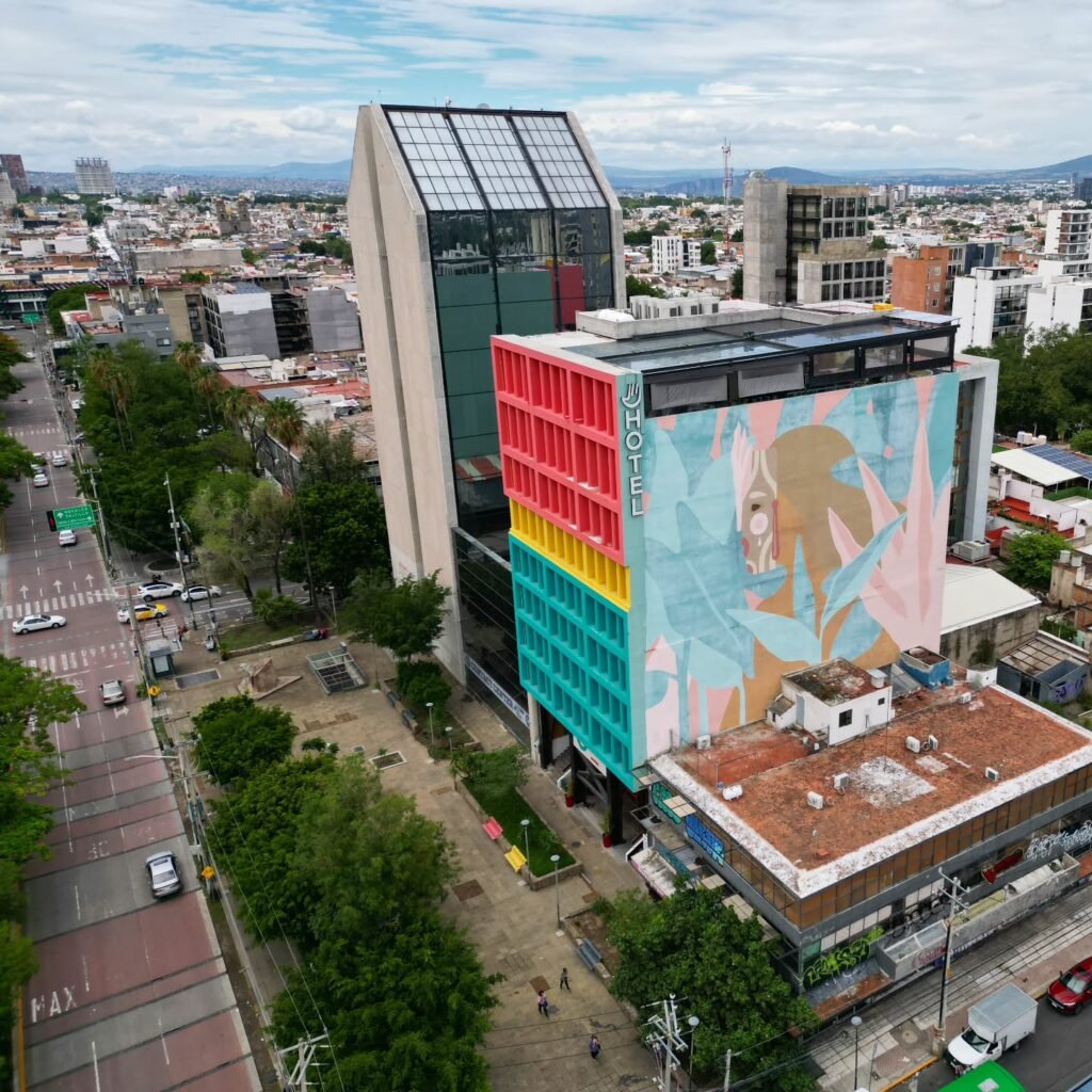 Arte Aéreo en Chapultepec: El Vibrante Mural que Transforma el Horizonte Tapatío