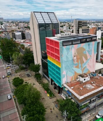 Arte Aéreo en Chapultepec: El Vibrante Mural que Transforma el Horizonte Tapatío