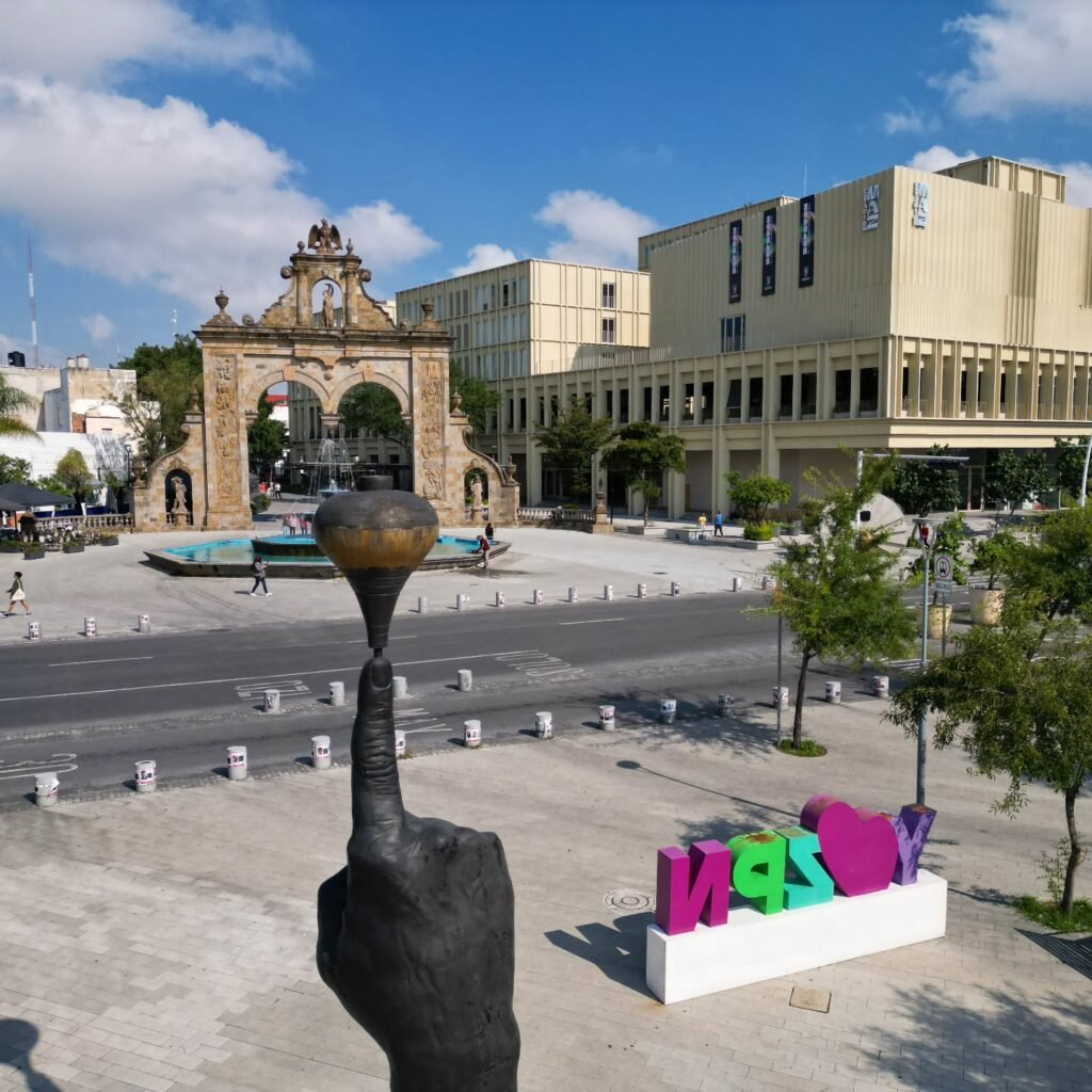 Zapopan desde el Cielo: Los Arcos, Arte Urbano y Horizonte Moderno