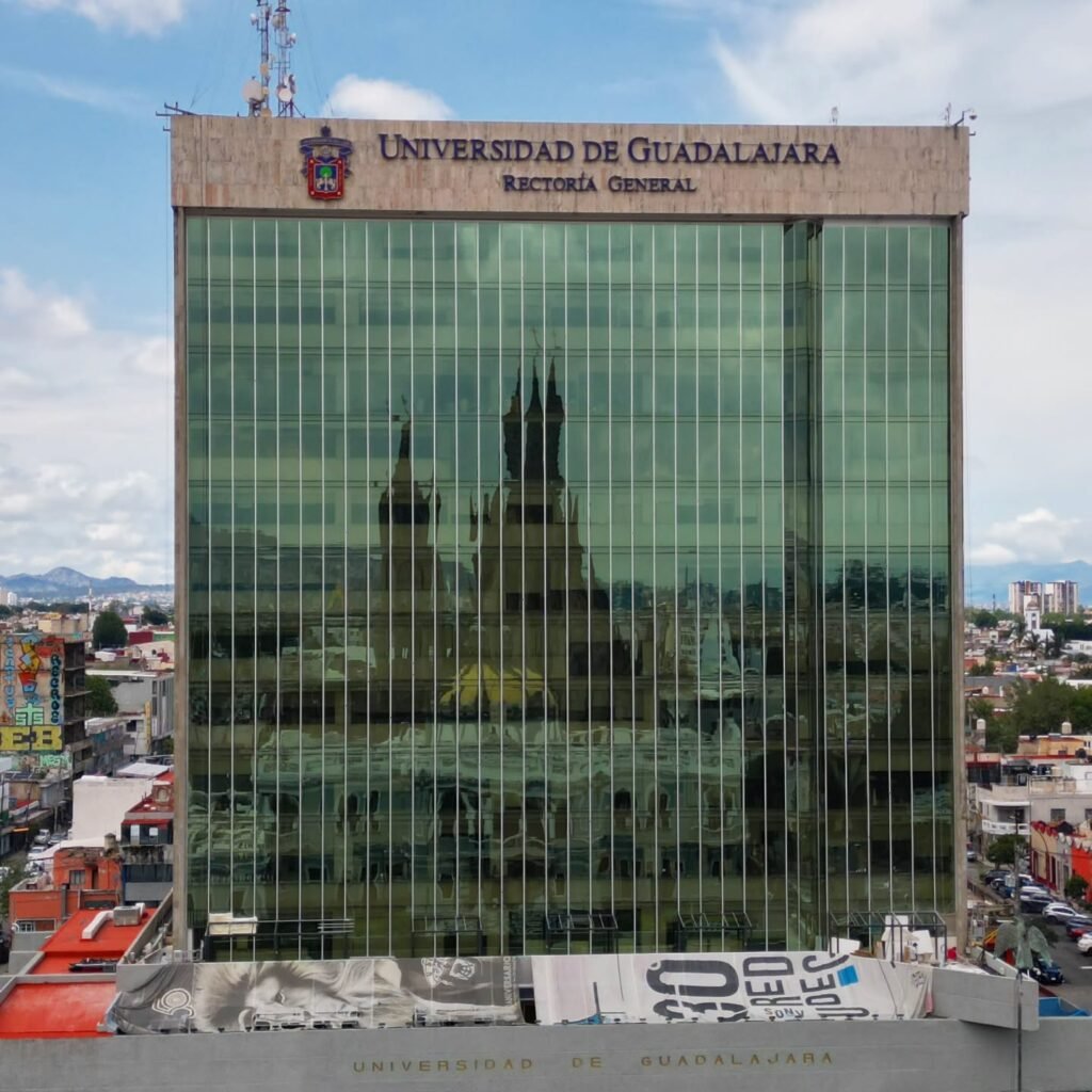 Foto aerea de la rectoria de la Universidad de Guadalajara 