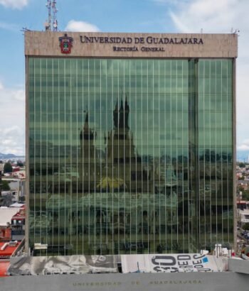 La Rectoría de la UDG: Un Espejo Urbano Desde las Alturas