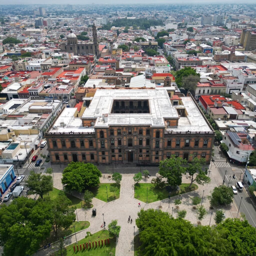 Un Vistazo Aéreo al Corazón Histórico de Guadalajara: Edificio Arróniz y Jardín Agustín Rivera