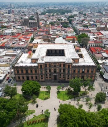 Un Vistazo Aéreo al Corazón Histórico de Guadalajara: Edificio Arróniz y Jardín Agustín Rivera