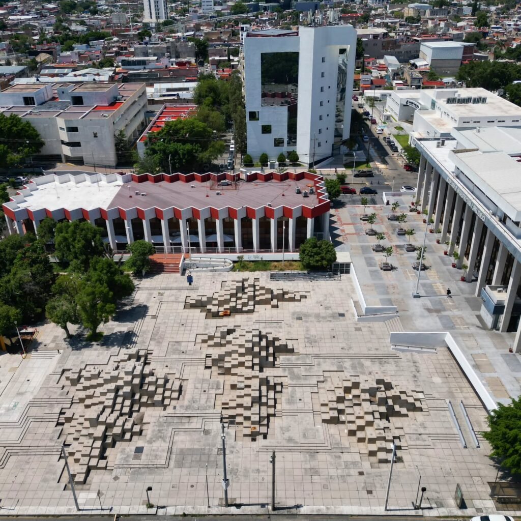 Guadalajara desde las Alturas: La Hipnotizante Danza Cubista de la Plaza Fuente Fernando González Gortázar