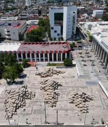 Guadalajara desde las Alturas: La Hipnotizante Danza Cubista de la Plaza Fuente Fernando González Gortázar