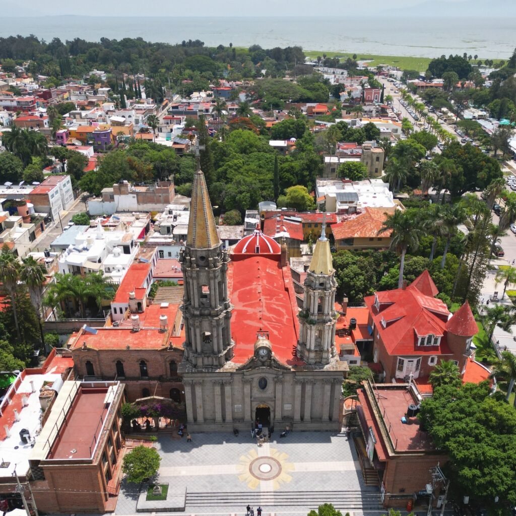 Chapala desde las Nubes: La Majestuosa Parroquia de San Francisco de Asís