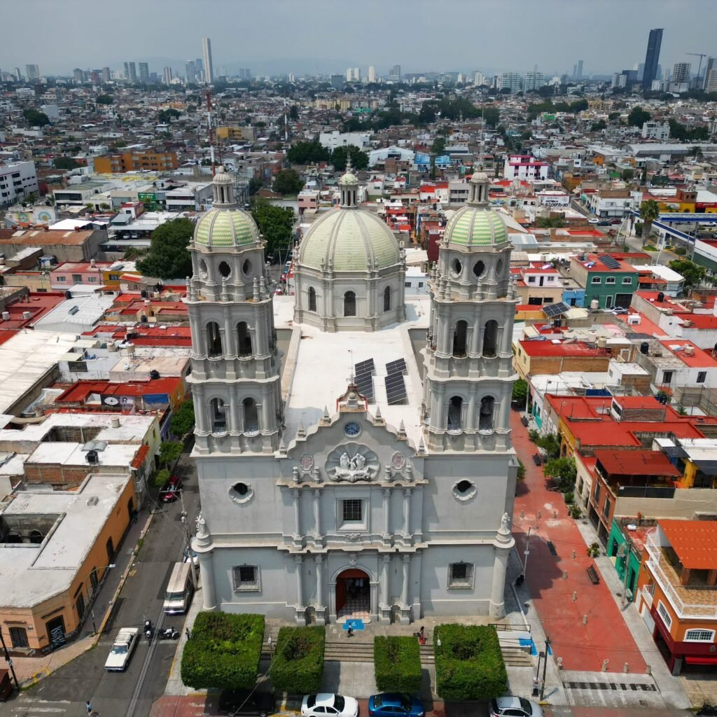 La Sagrada Familia de Guadalajara: Una Joya Arquitectónica Vista desde el Cielo