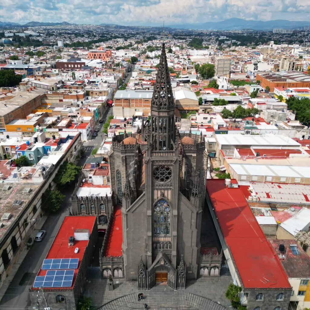 Guadalajara desde el Cielo: Descubriendo el Imponente Templo del Padre Galván