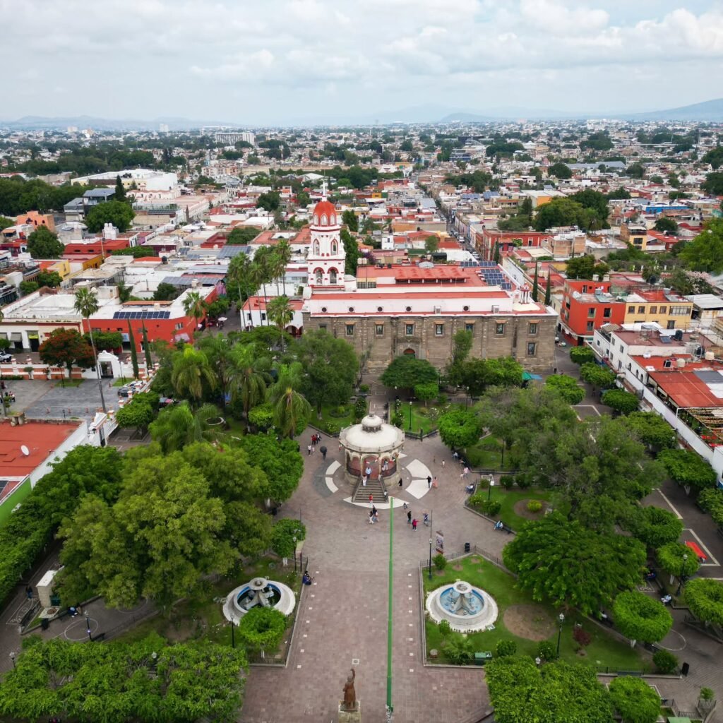 Tlaquepaque desde las Alturas: El Encanto del Jardín Hidalgo