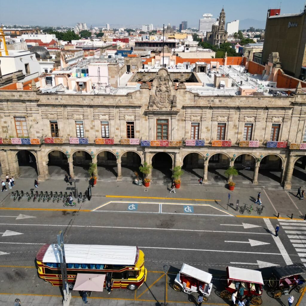 Guadalajara Desde lo Alto: El Imponente Palacio Municipal y la Vida en su Centro Histórico