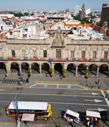 Guadalajara Desde lo Alto: El Imponente Palacio Municipal y la Vida en su Centro Histórico