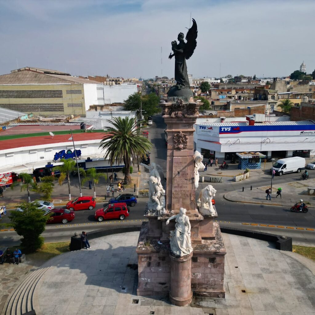 Vistazo Aéreo al Ángel de la Independencia en Guadalajara: Un Icono desde las Alturas