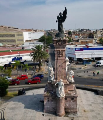 Vistazo Aéreo al Ángel de la Independencia en Guadalajara: Un Icono desde las Alturas