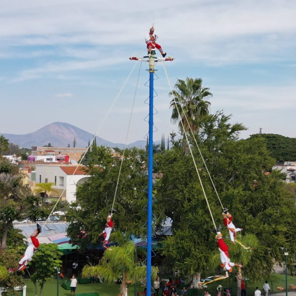 Majestuoso Vuelo Ancestral: Los Voladores de Papantla en el Malecón de Chapala