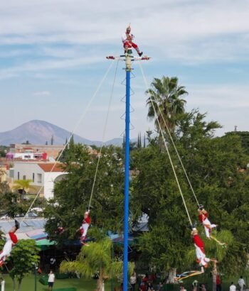 Majestuoso Vuelo Ancestral: Los Voladores de Papantla en el Malecón de Chapala