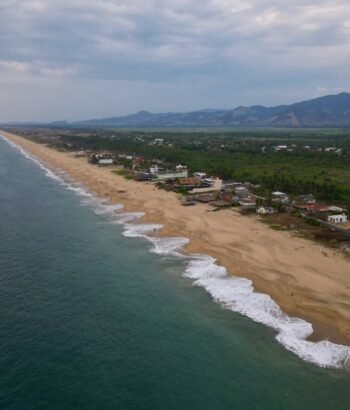 El Carrizal, Guerrero: Un Paraíso Costero Visto Desde el Cielo