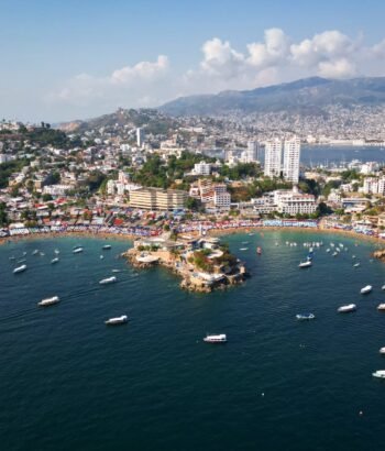 Descubriendo la Magia de Acapulco: Vistas Aéreas de Caleta y Caletilla