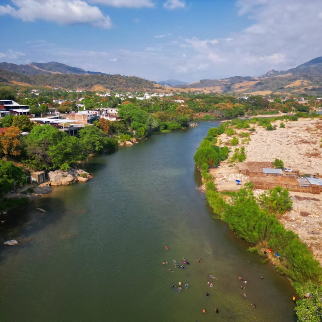 Tecpan de Galeana: Un Paraíso Fluvial Capturado Desde el Cielo de Guerrero