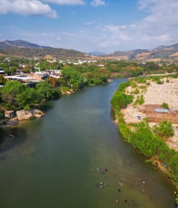 Tecpan de Galeana: Un Paraíso Fluvial Capturado Desde el Cielo de Guerrero